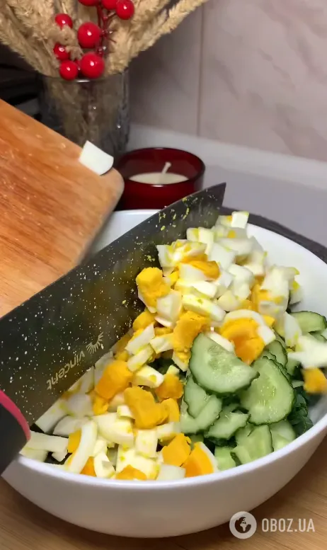 Летний майонезный салат с яйцами, зеленью и огурцом: делимся вкусным рецептом