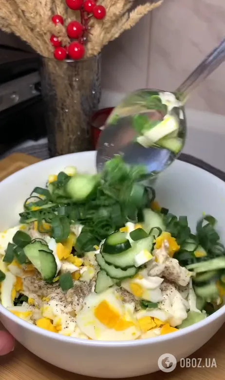 Летний майонезный салат с яйцами, зеленью и огурцом: делимся вкусным рецептом