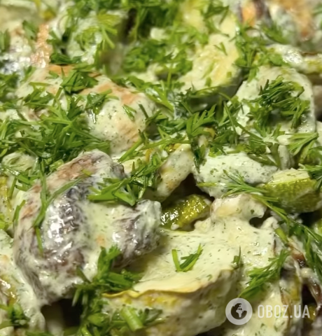 Ресторанный салат-закуска из запеченных кабачков и грибов с нежным сметанным соусом: делимся рецептом