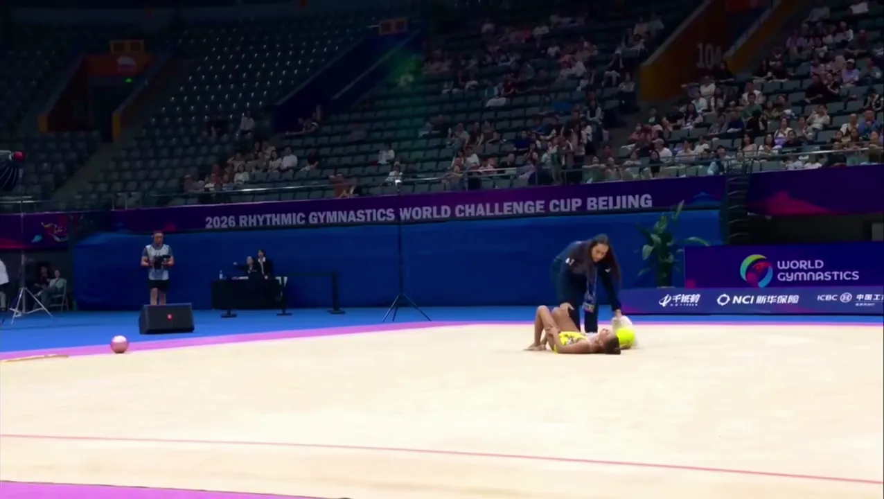 К гимнастке выбежала врач