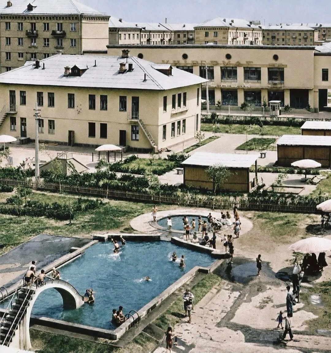 Дитячий басейн просто у дворі будинку на Уманській, 47. Кінець 1950-х.