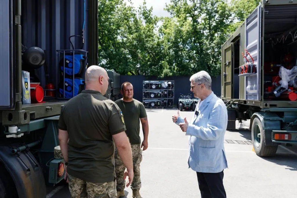 Петр Порошенко с украинскими военными