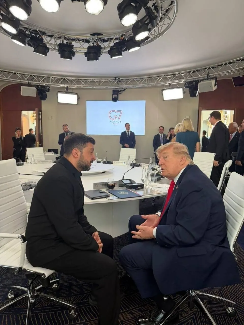 Владимир Зеленский и Дональд Трамп на саммите G7.