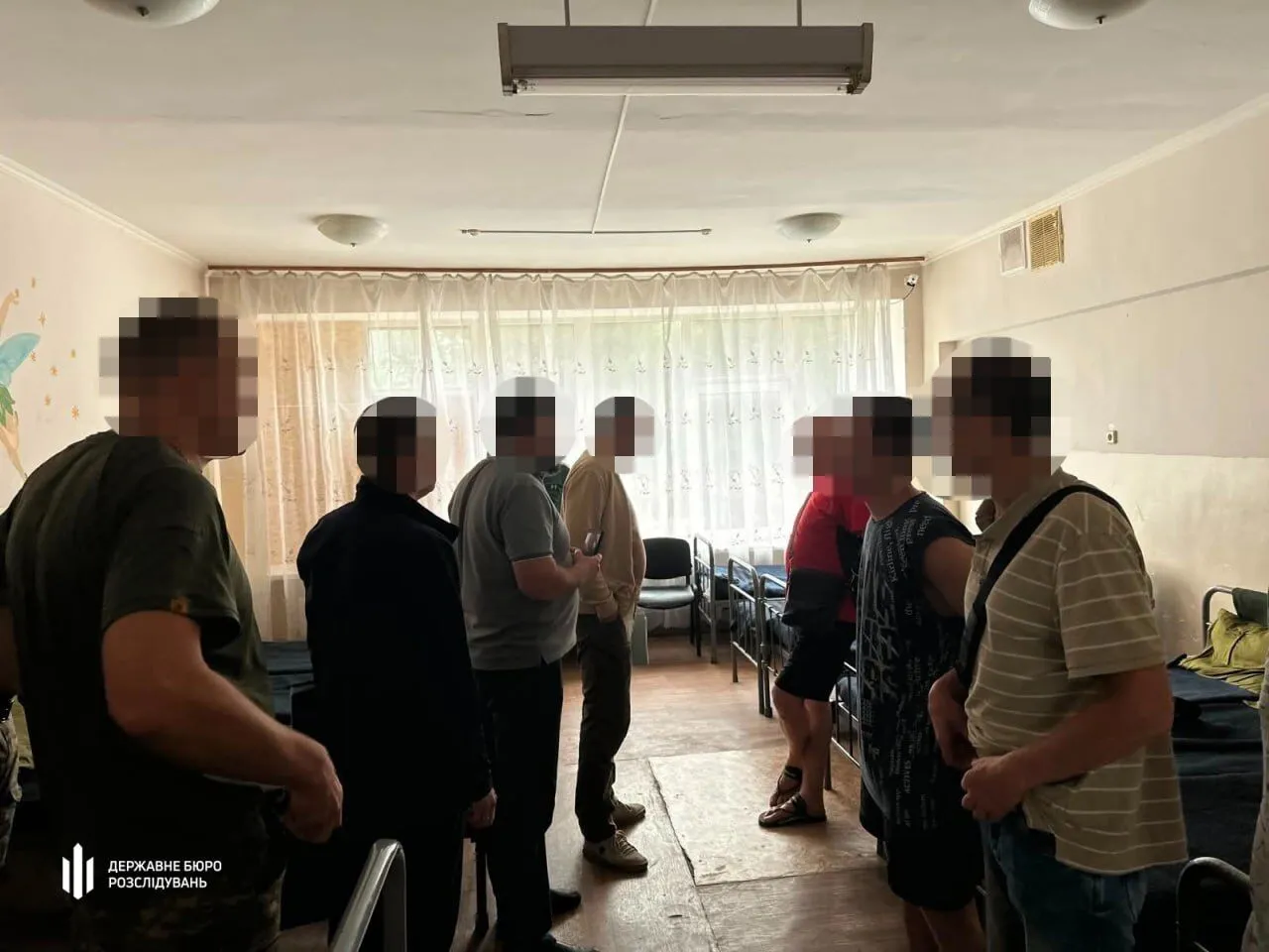 Следователи ГБР опросили всех присутствующих по условиям пребывания в областном сборном пункте.