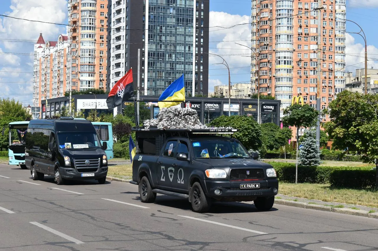 У Києві попрощалися із військовим Олексієм Сербіним.