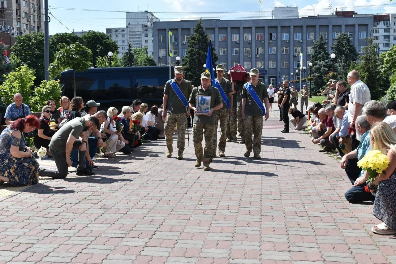 Попрощатися з Героєм прийшли рідні, близькі, друзі, сусіди та побратими.