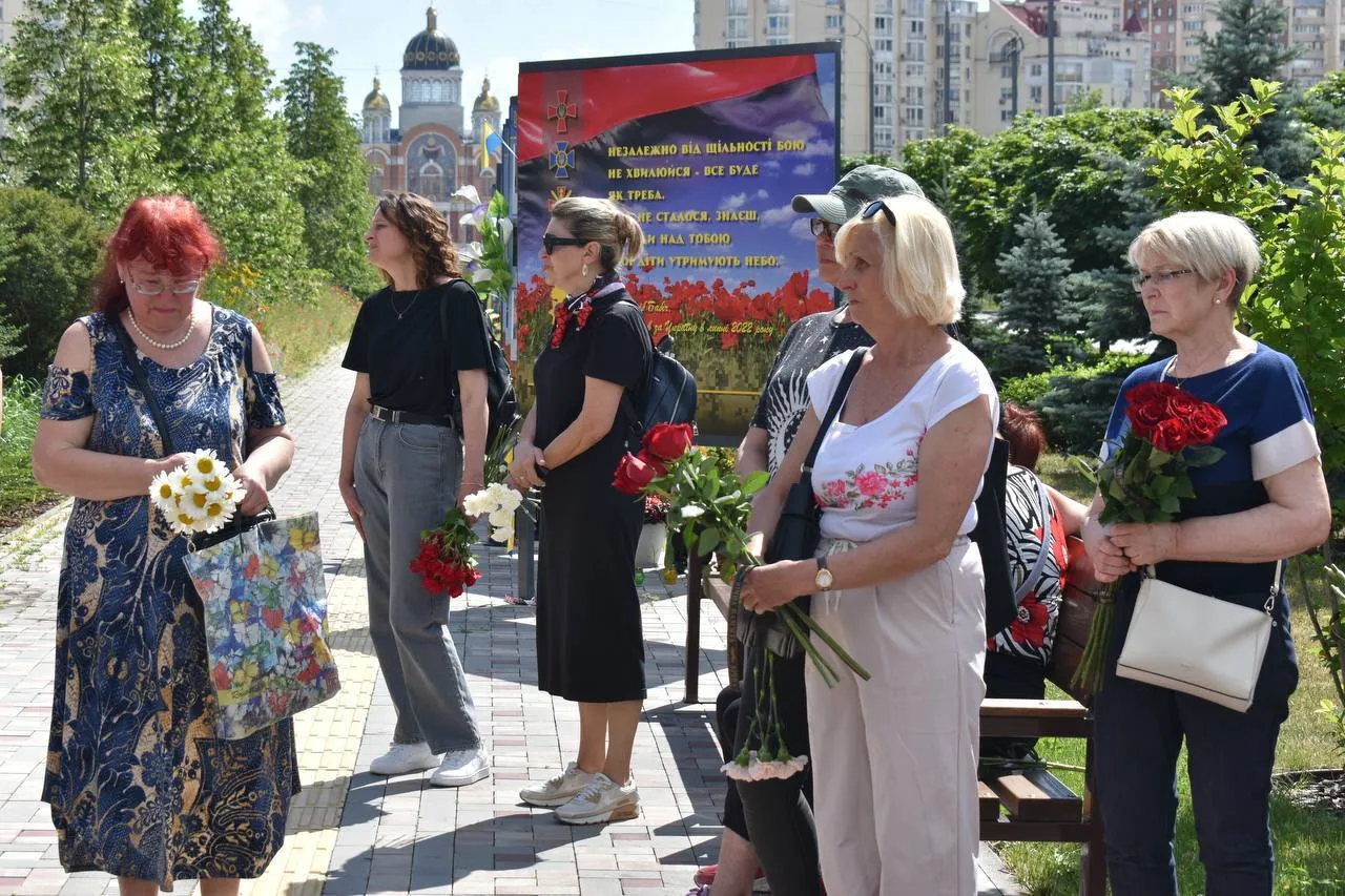 Попрощатися з Героєм прийшли рідні, близькі, друзі, сусіди та побратими.