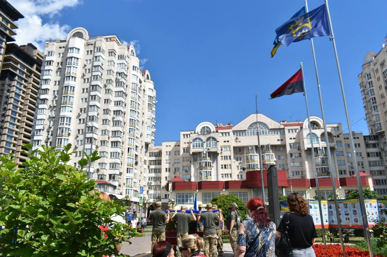 Попрощатися з Героєм прийшли рідні, близькі, друзі, сусіди та побратими.