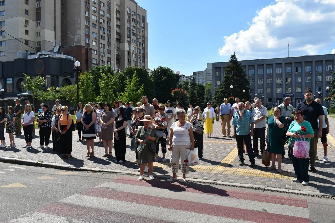 Попрощатися з Героєм прийшли рідні, близькі, друзі, сусіди та побратими.