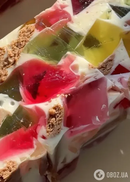 Вкусный летний десерт "Битое стекло": выпекать и готовить тесто не нужно