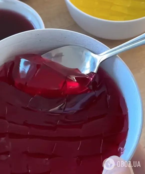 Вкусный летний десерт "Битое стекло": выпекать и готовить тесто не нужно
