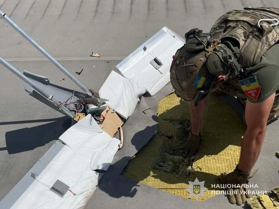 Дрон попал в крышу дома.