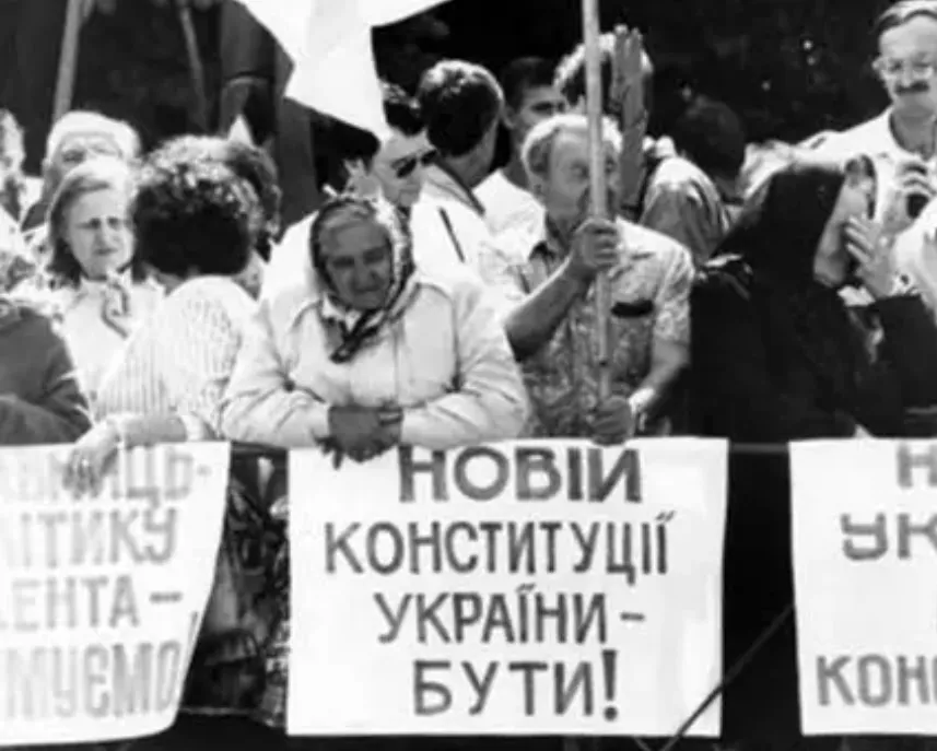 Пикетчики перед Верховной Радой накануне принятия Конституции.