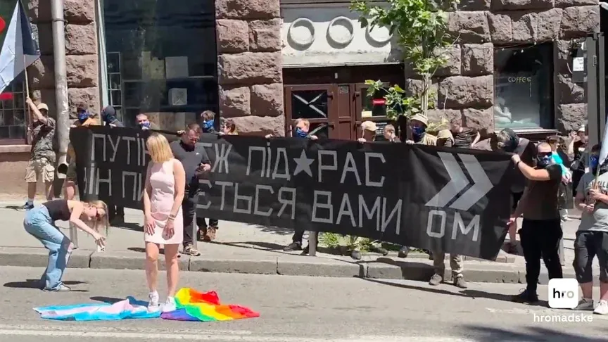 Во время марша "КиевПрайд" в столице девушка топтала флаги ЛГБТИК+.