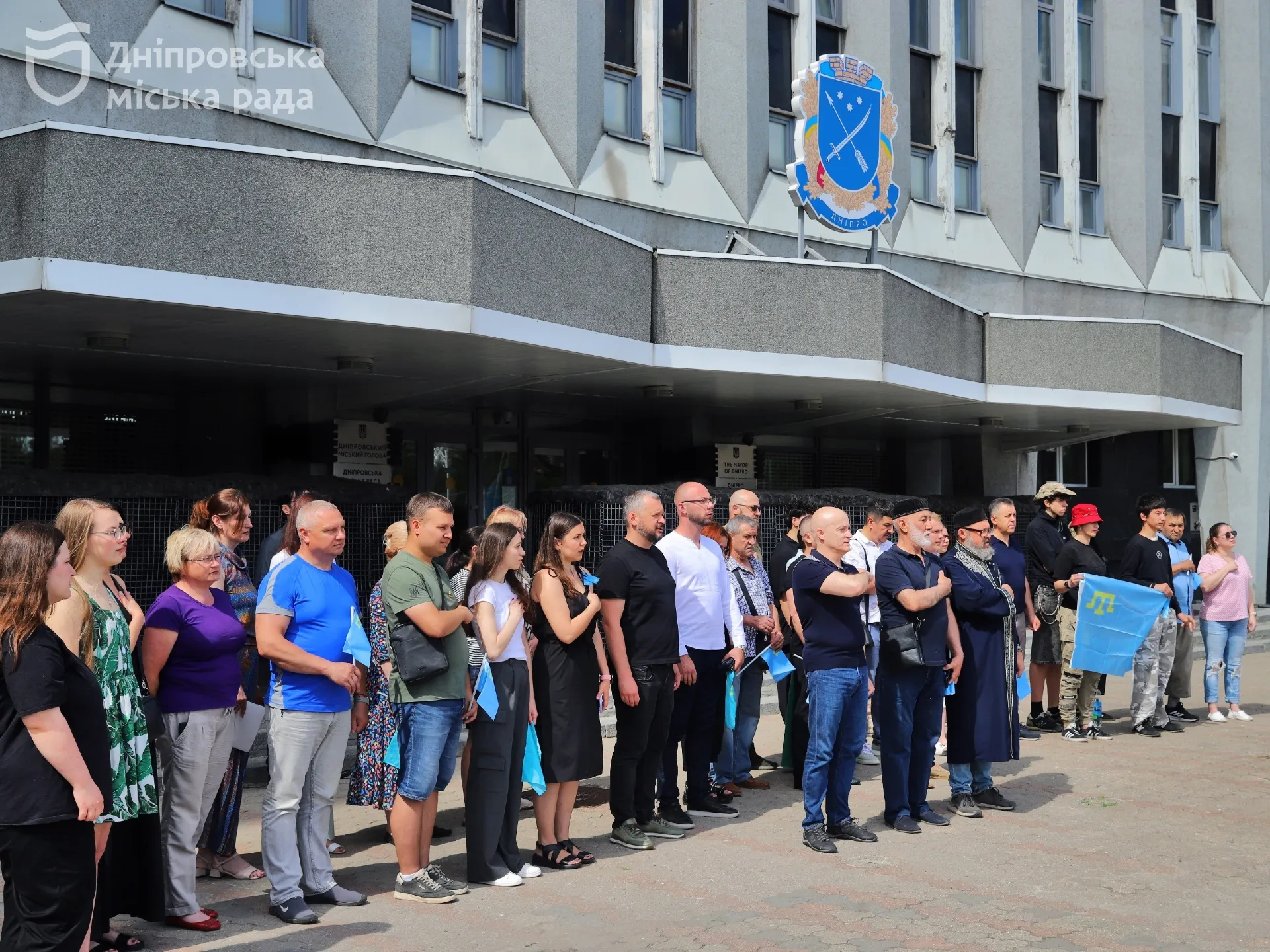 В Днепре возле горсовета торжественно подняли крымскотатарский флаг в знак солидарности с крымскотатарским народом