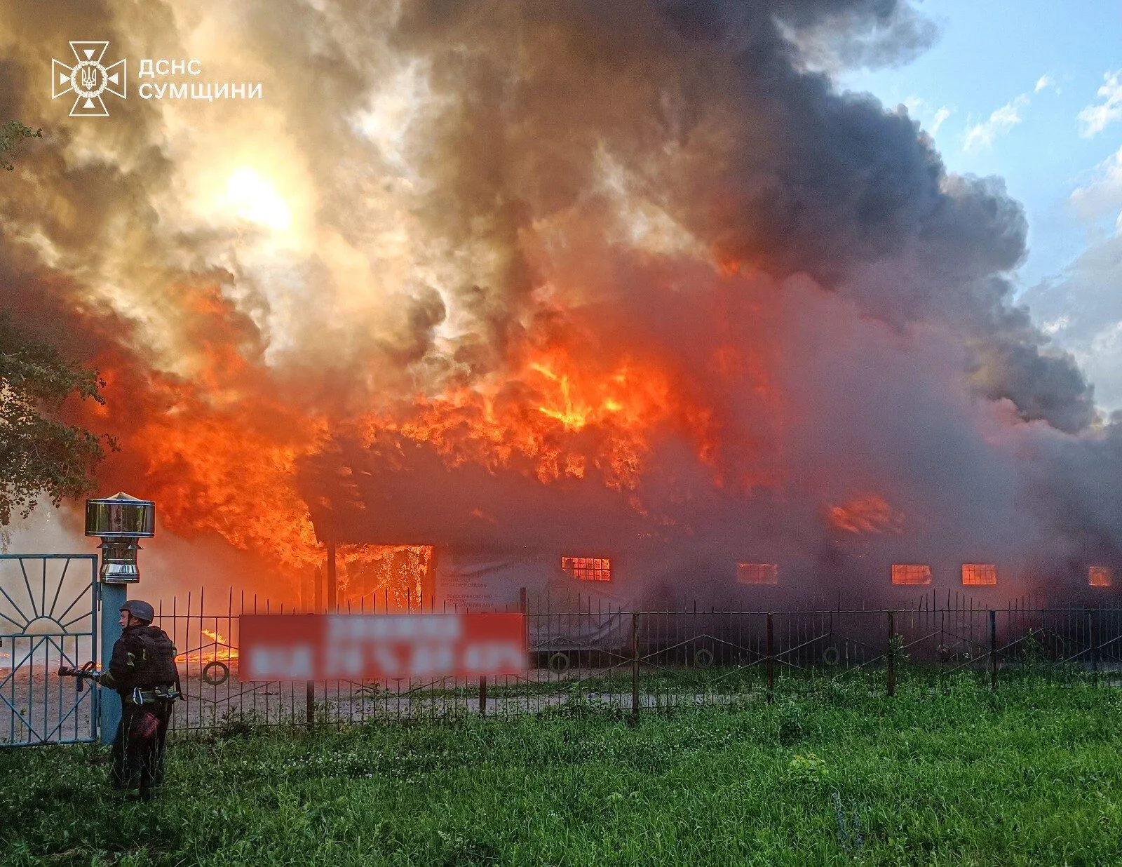 Горіла складська будівля у Глухівській громаді