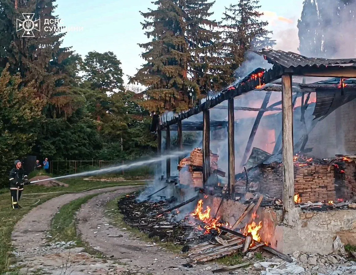 Горіла складська будівля у Глухівській громаді