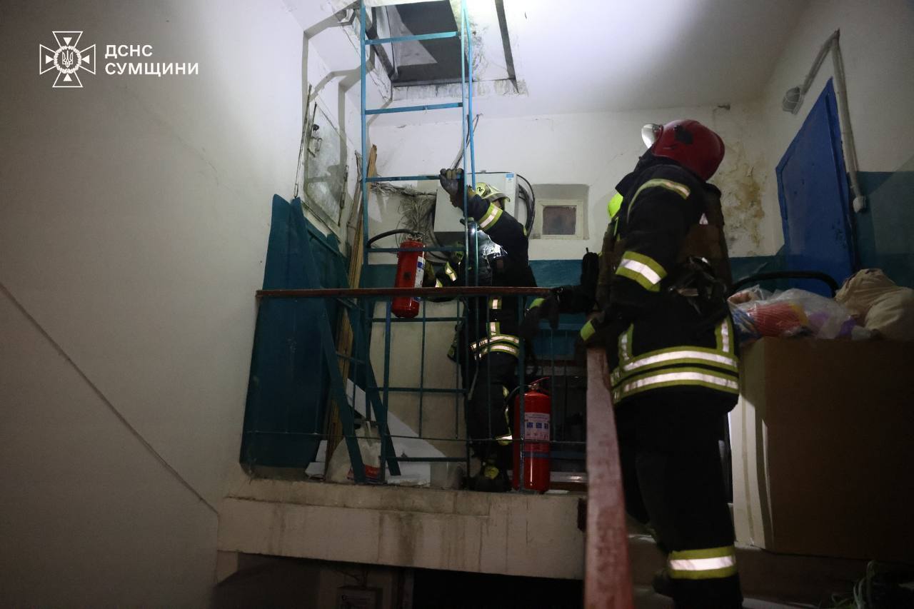 Росіяни вдарили по багатоповерхівці у Сумах