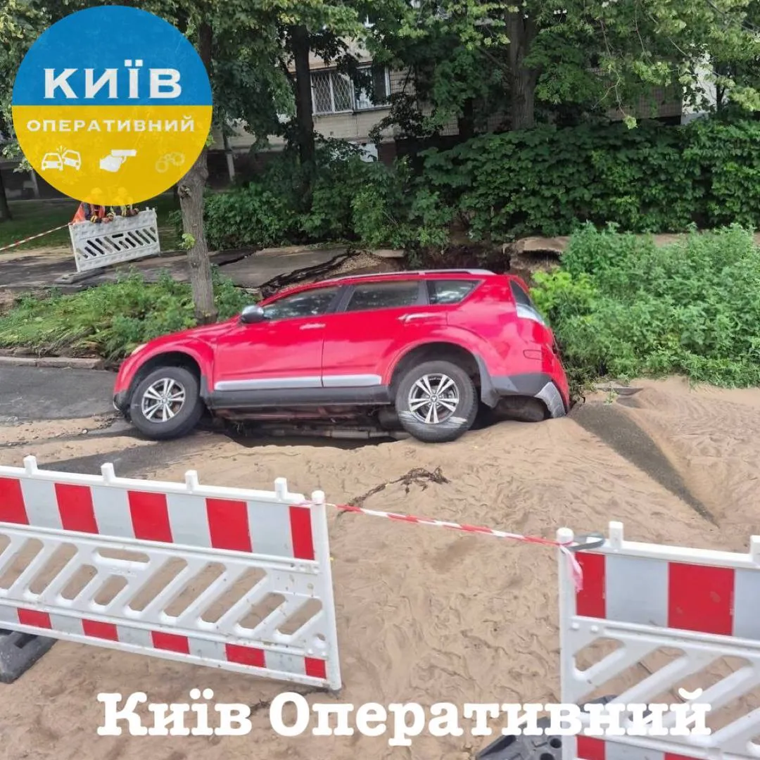 Один из припаркованных автомобилей провалился под асфальт.