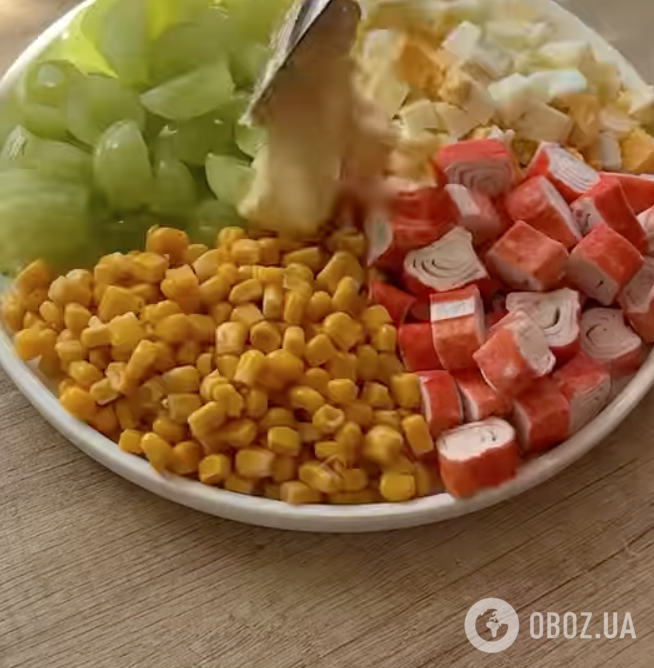 Летний крабовый салат с виноградом: делимся рецептом