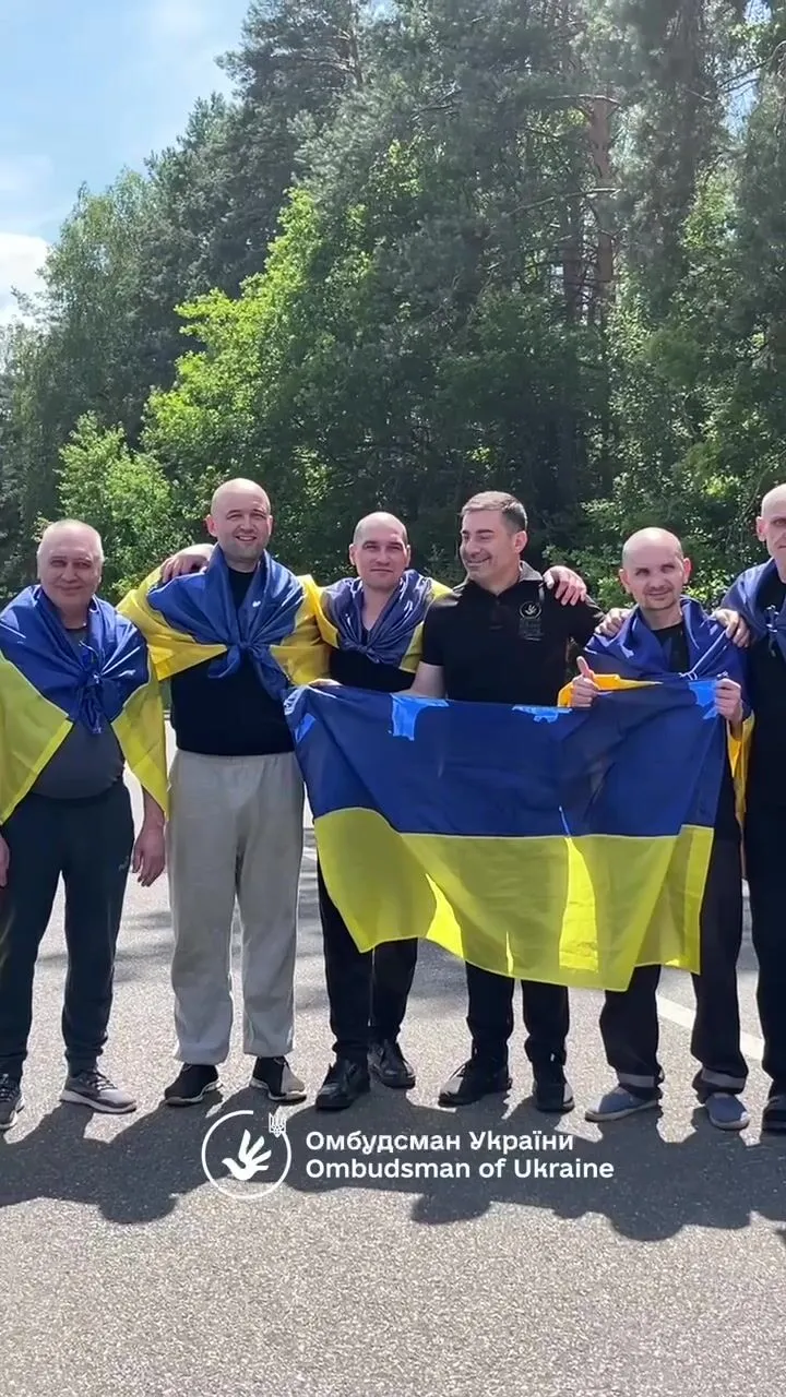 В Украину вернули семерых гражданских лиц, которых Россия годами незаконно удерживала в плену: Лубинец раскрыл подробности. Видео