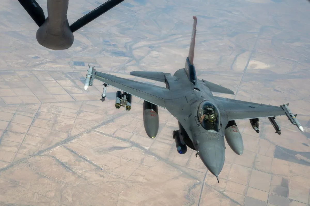 F-16 над Ближним Востоком во время патрулирования.