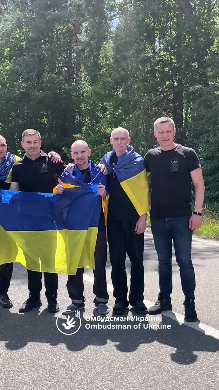 В Украину вернули семерых гражданских лиц, которых Россия годами незаконно удерживала в плену: Лубинец раскрыл подробности. Видео