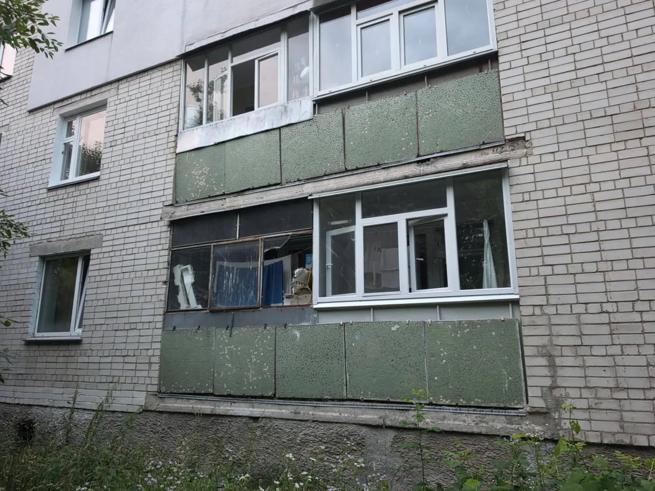 У п'ятиповерхівці вибило вікна.
