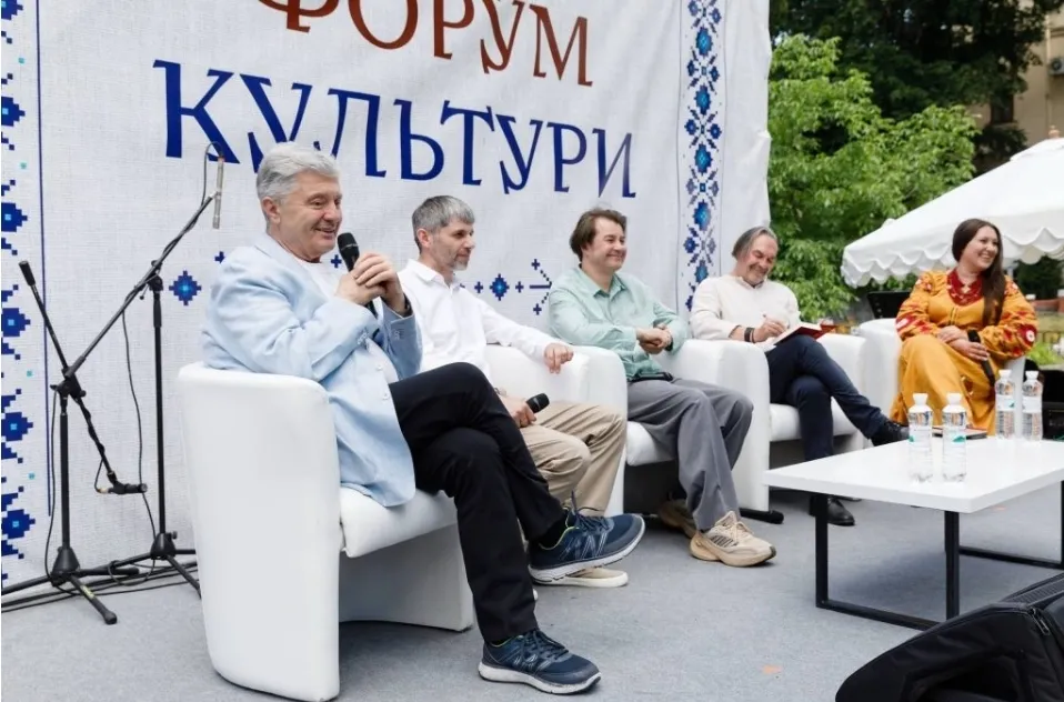 Порошенко во Львове: украинцы должны осознать глобальную силу своей культуры