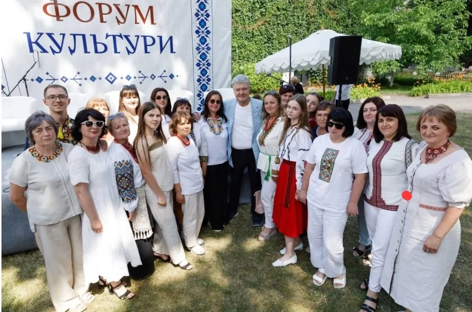Порошенко во Львове: украинцы должны осознать глобальную силу своей культуры