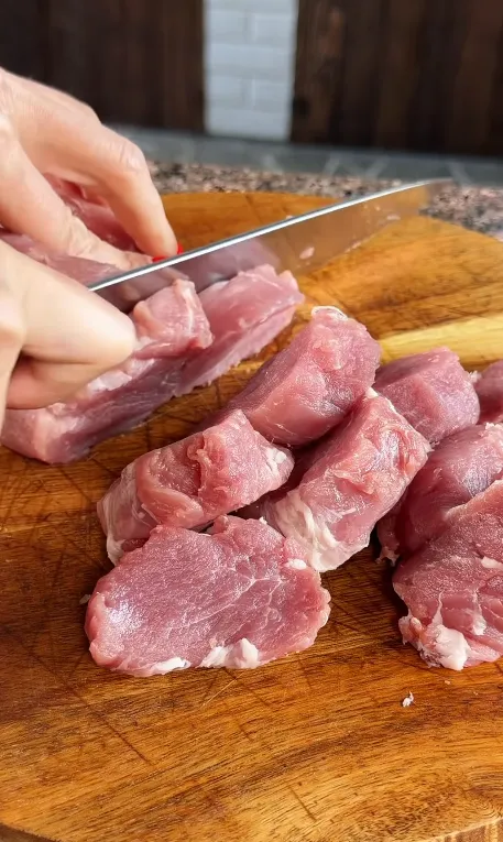 Тушеное мясо с кабачками на сковороде: добавьте нежный сливочный соус