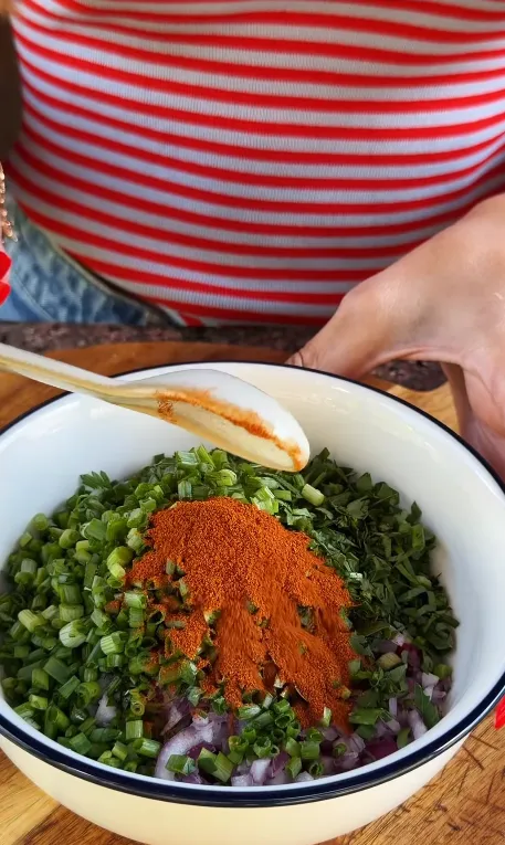 Тушеное мясо с кабачками на сковороде: добавьте нежный сливочный соус