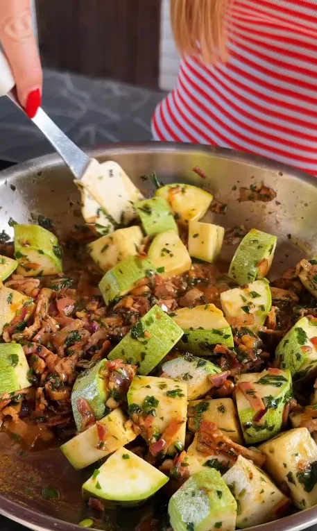 Тушеное мясо с кабачками на сковороде: добавьте нежный сливочный соус