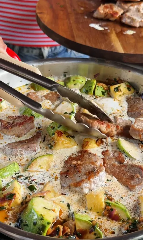 Тушеное мясо с кабачками на сковороде: добавьте нежный сливочный соус