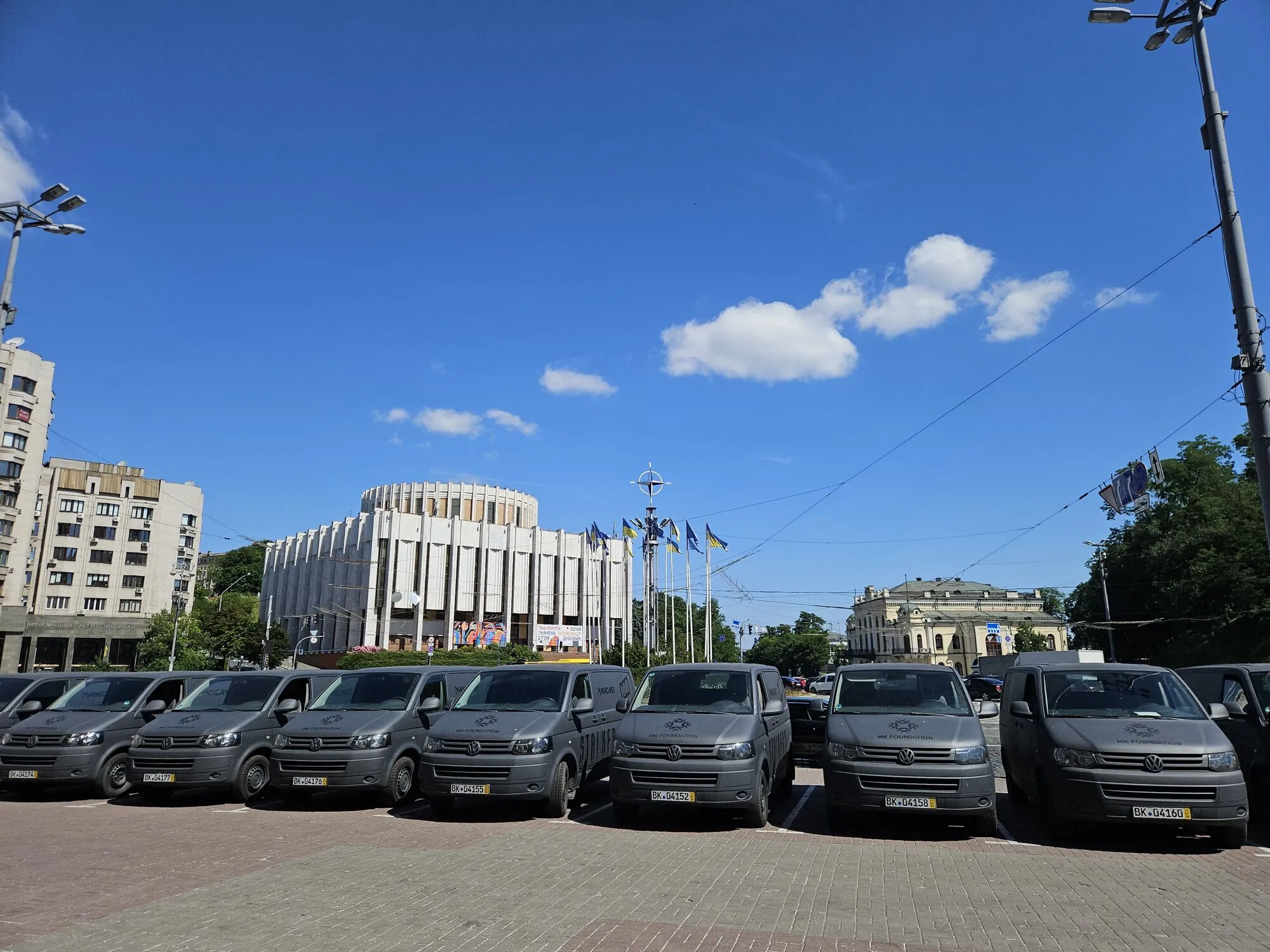 MK Foundation до Дня Конституції України передав на фронт 20 автомобілів