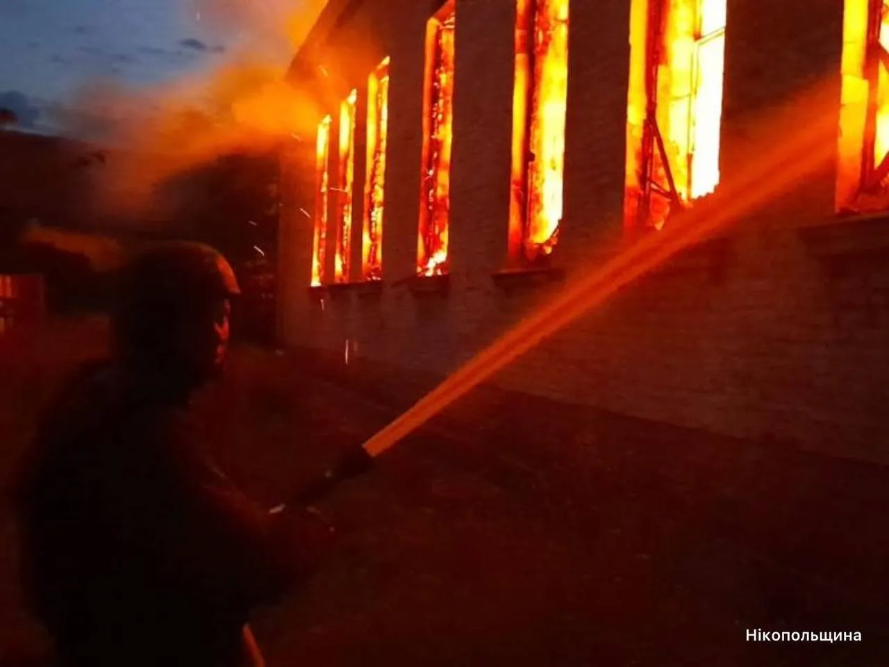 Внаслідок ворожих атак на Дніпропетровщині спалахнули пожежі