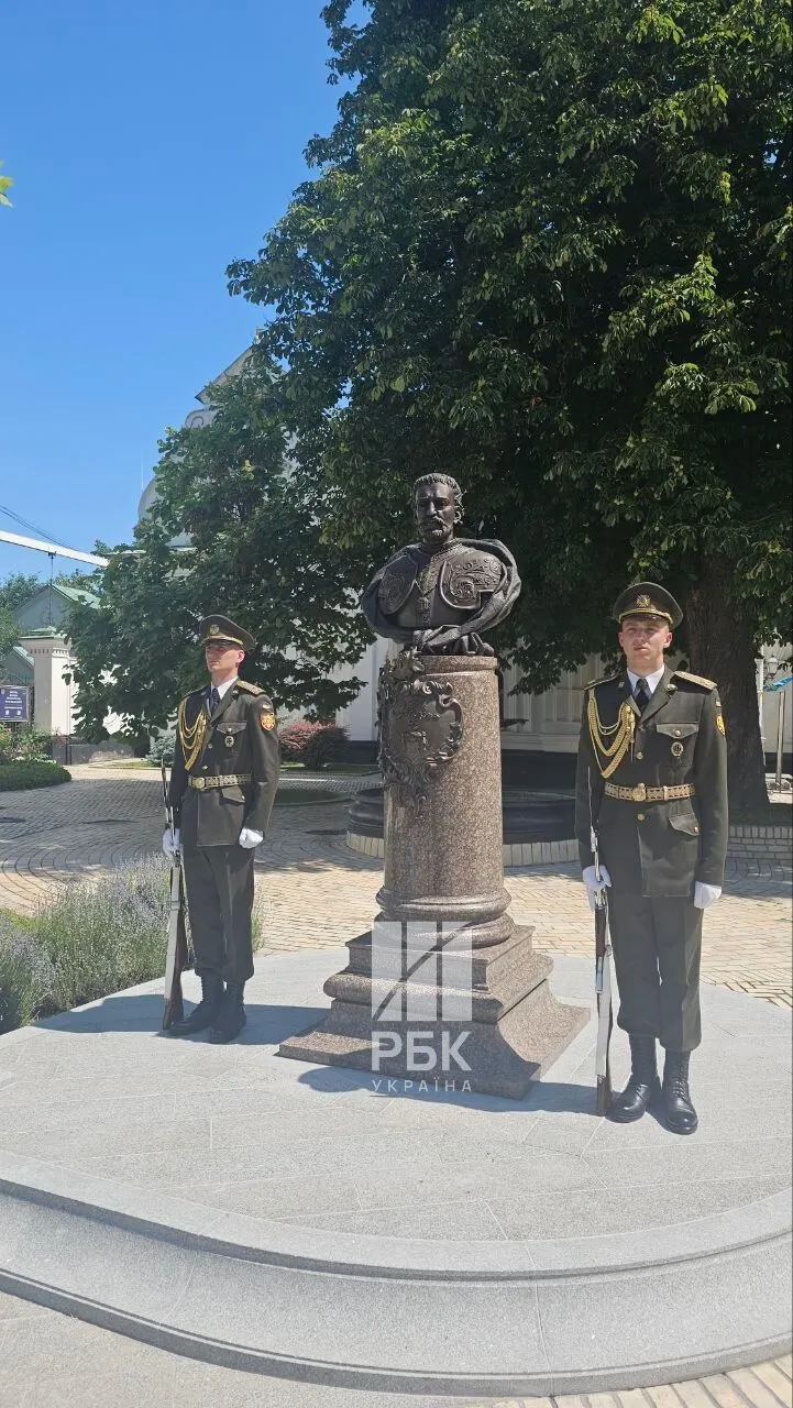 Погрудье гетмана Ивана Мазепы на территории Киево-Печерской лавры.