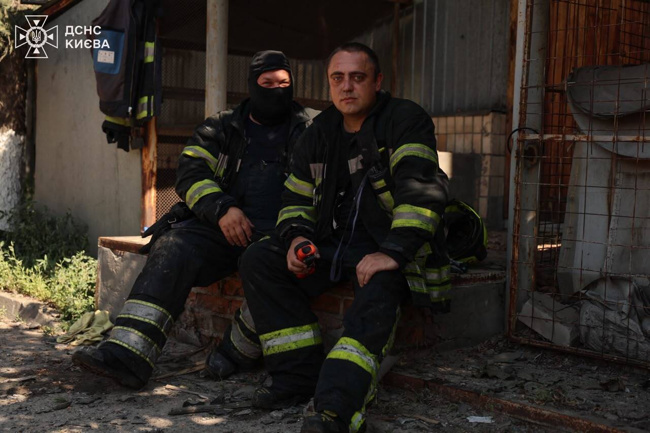Співробітни ДСНС ліквідували наслідки нічної атаки на столицю