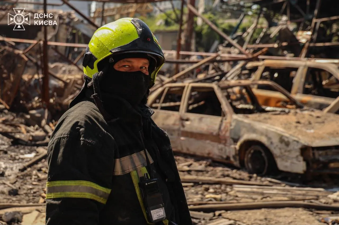 Співробітни ДСНС ліквідували наслідки нічної атаки на столицю