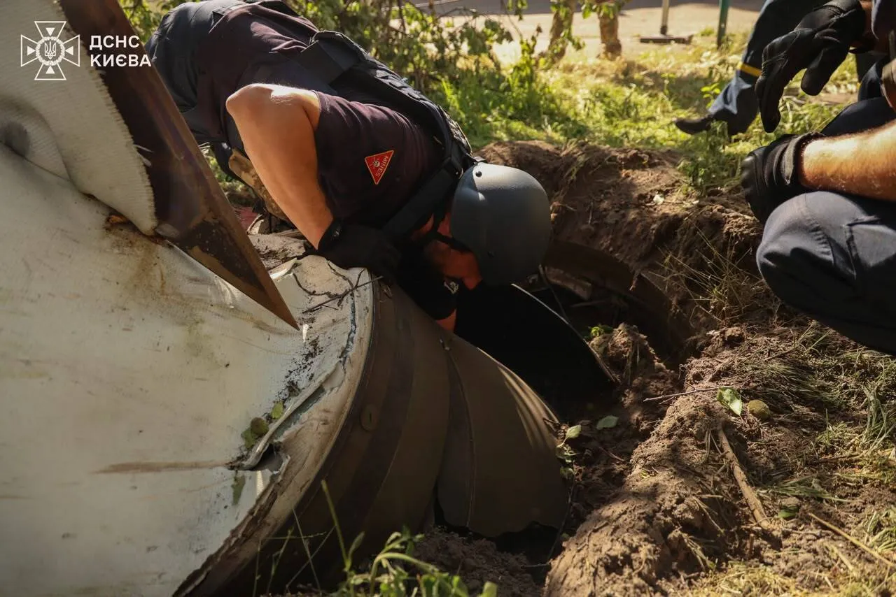 Співробітни ДСНС ліквідували наслідки нічної атаки на столицю