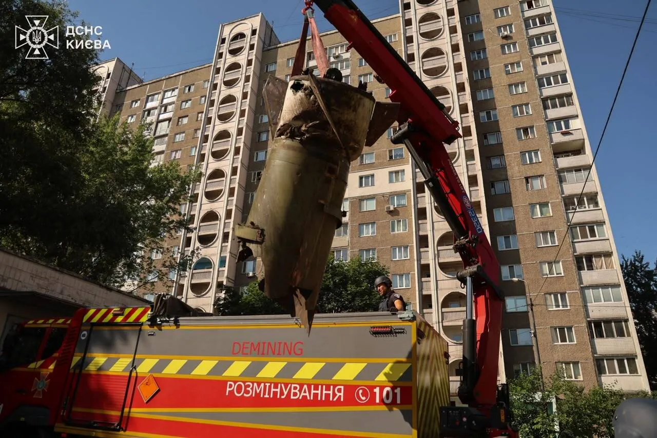 Співробітни ДСНС ліквідували наслідки нічної атаки на столицю