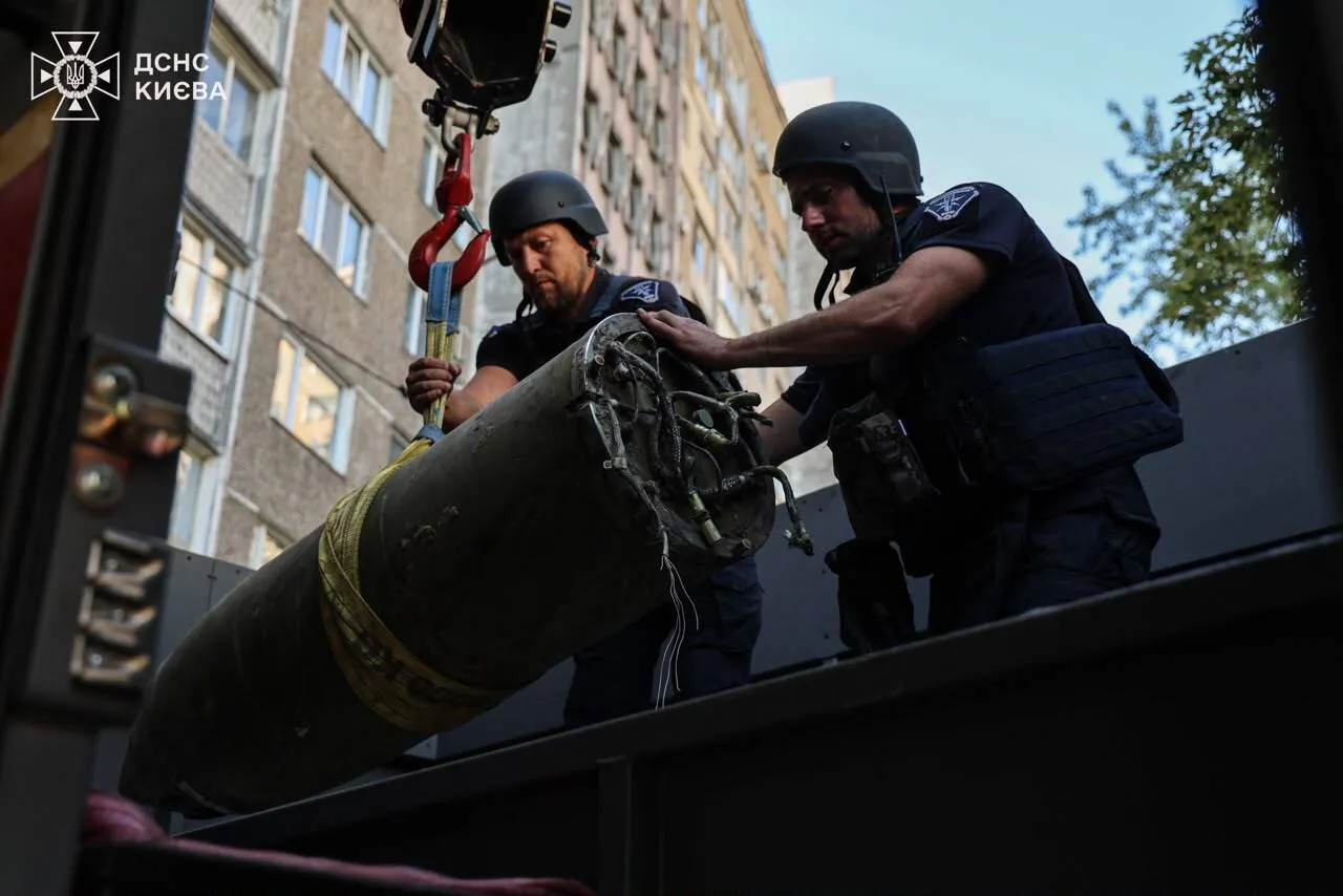 Співробітни ДСНС ліквідували наслідки нічної атаки на столицю