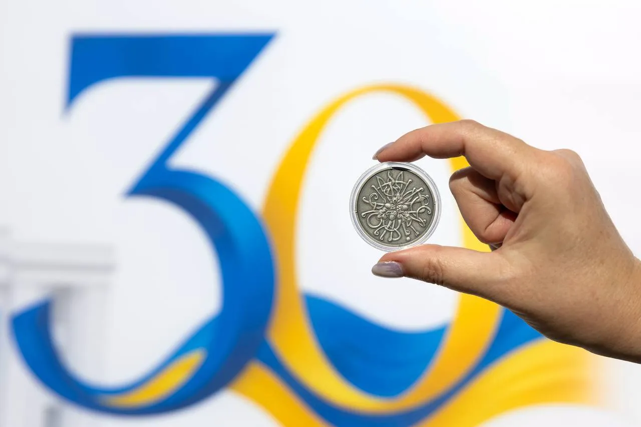 Монета "30 років Конституції України", реверс