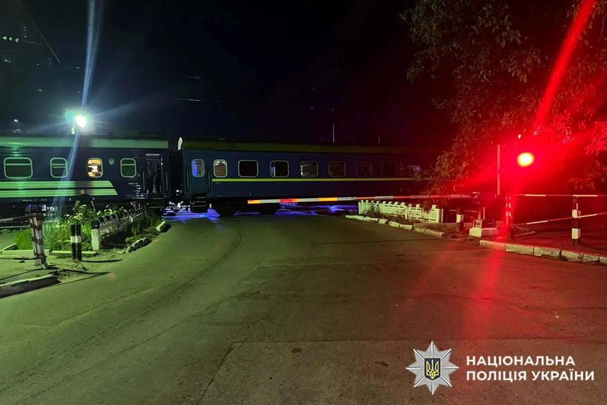 У Хмельницькому легкова автівка зіткнулася з потягом