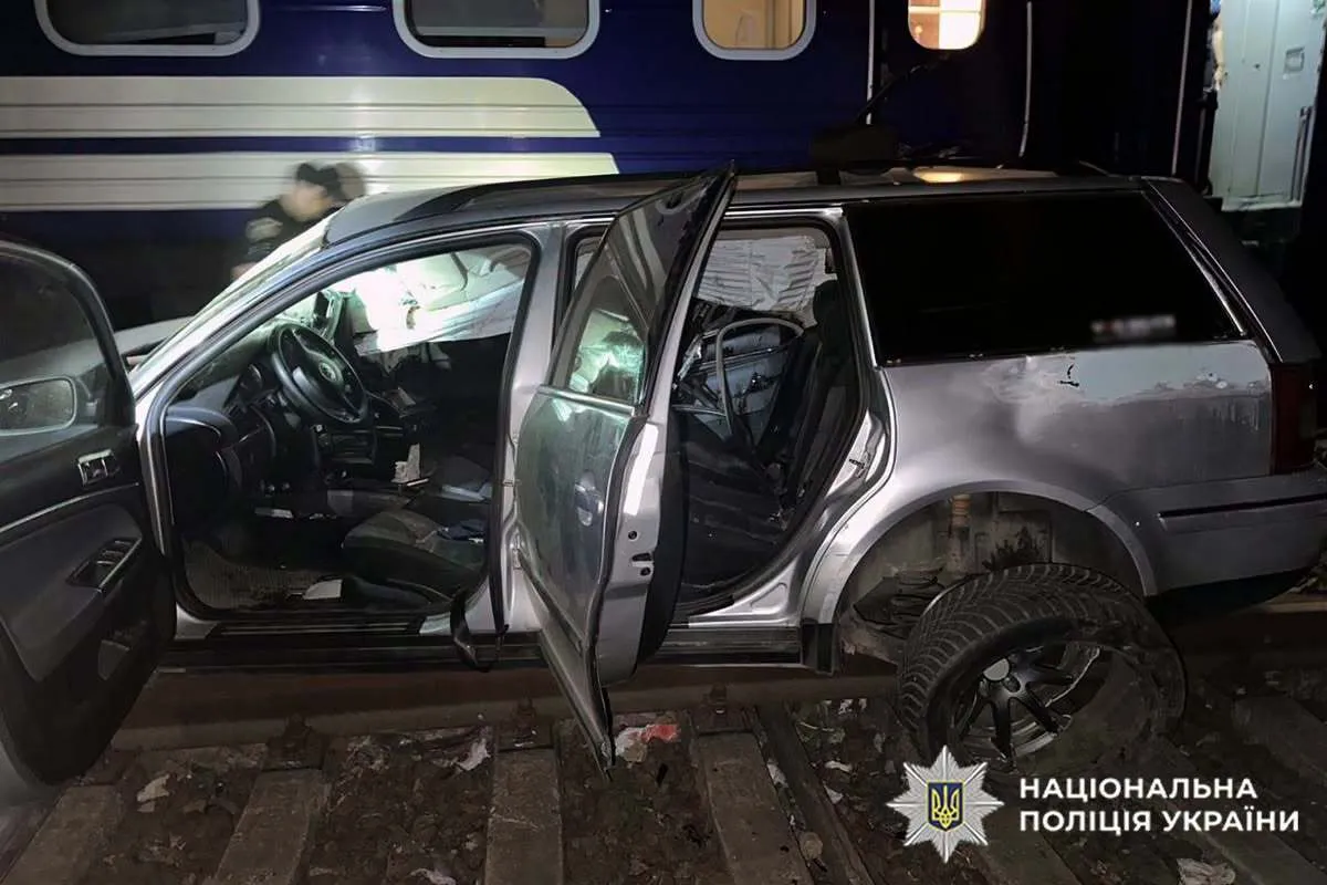 У Хмельницькому легкова автівка зіткнулася з потягом
