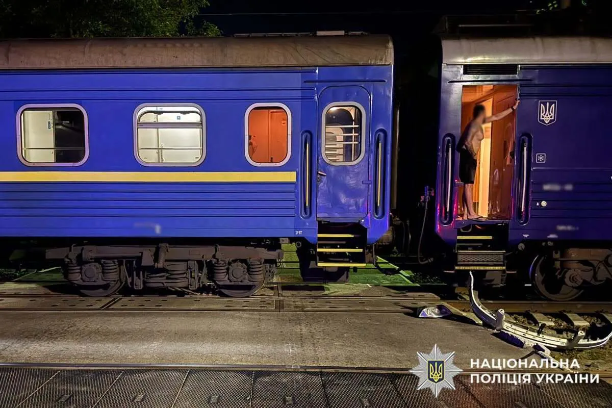 У Хмельницькому легкова автівка зіткнулася з потягом
