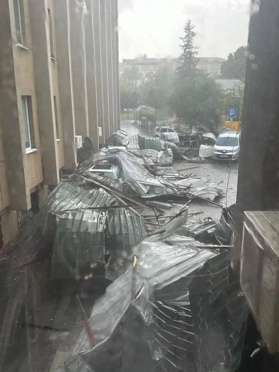 Ураган у Львові зриває дахи та валить дерева
