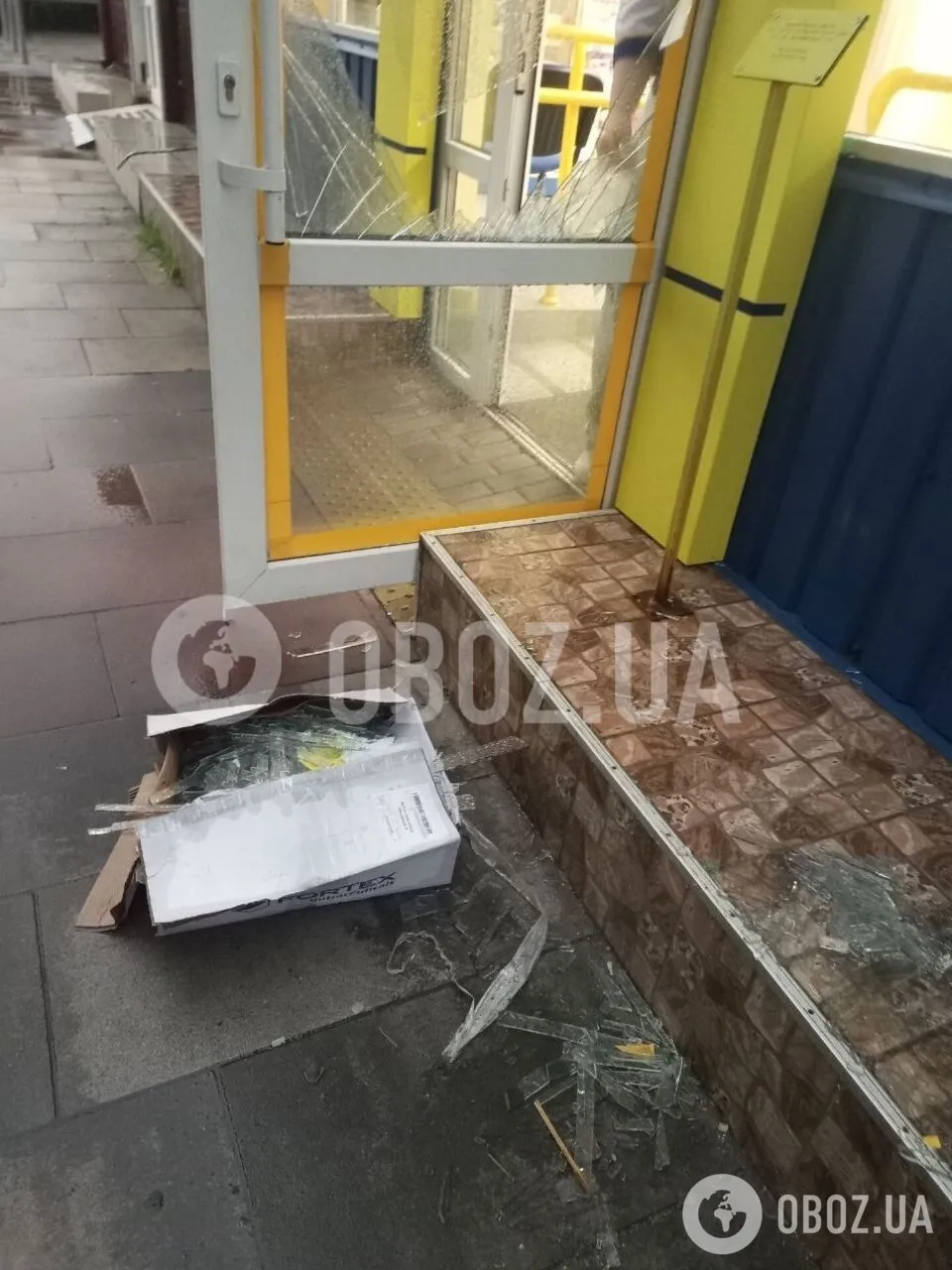 Ветер выбил стекла в магазине на Оболони