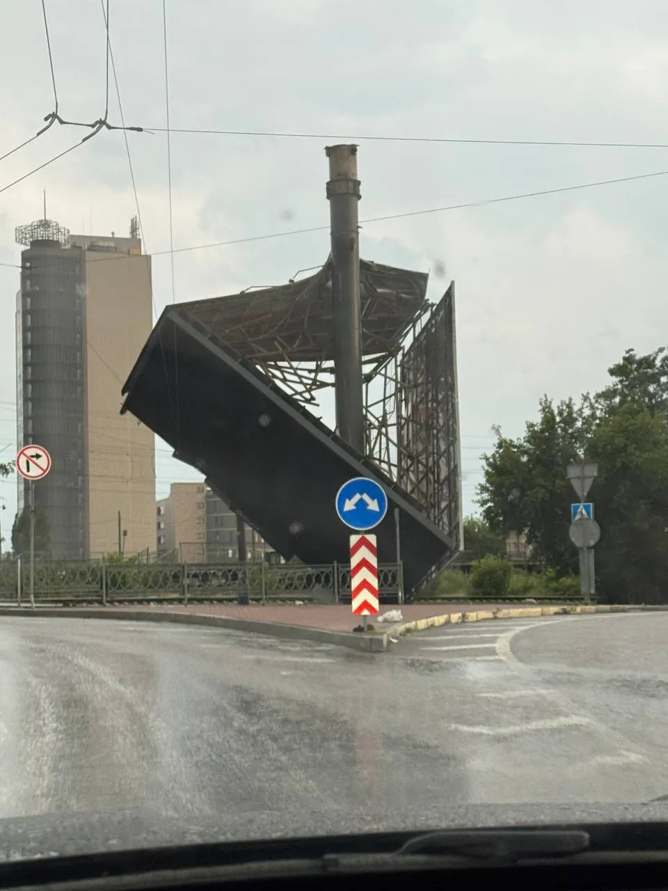 Билборд на улице Бандеры не выдержал непогоды.