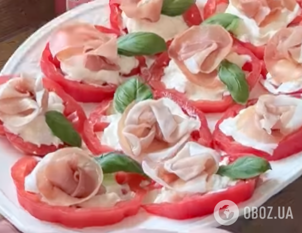 Легкая закуска и помидоров и сыра за 2 минуты: делимся рецептом